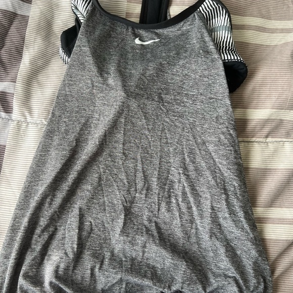 Nike tank top with bra - Picture 1 of 3